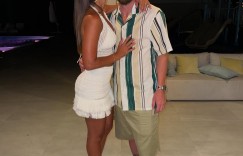 【龙八国际】?幸福跨年！安东内拉晒合照，深情亲吻梅西