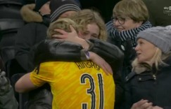 【龙八国际】首秀零封利物浦！?热刺门将金斯基赛后激动抱住姐姐庆祝