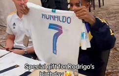 【龙八国际】??罗德里戈收到球迷送的生日礼物，是一件C罗的球衣