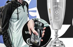 【龙八国际】有机会获奖吗？帕尔默的手机屏保是PFA年度最佳球员奖杯