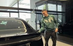 【龙八国际】中国制造！福登晒出比亚迪海豹新座驾：喜欢我的新车??