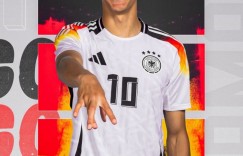 【龙八国际】赢得7次对抗&完成4次过人，穆西亚拉上半场多项数据全场最佳