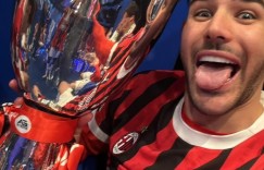 【龙八国际】孩子高兴坏了！特奥社媒晒照，更衣室抱着冠军做鬼脸???