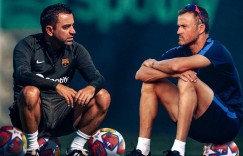 【龙八国际】欧冠1/4决赛对阵巴黎，巴萨官方晒哈维、恩里克对视海报