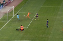 【龙八国际】谁更难？赫罗纳中场致敬毕津浩，门前2米包抄打空门居然打飞！