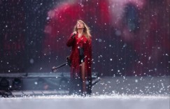 【龙八国际】可爱捏?克洛普戴斯威夫特应援帽自拍：我正式成为“霉粉”了！