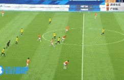 【龙八国际】用力过猛？广州队球员李扬一路带球长驱直入，禁区前踩球滑倒