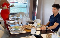 【龙八国际】太阳报：乔治娜带娃造访马德里的CR7酒店，她想回马德里生活