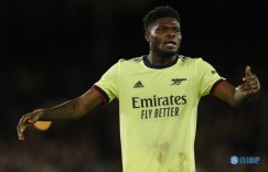 【龙八国际】记者：托马斯随阿森纳前往德国进行季前训练，他在球队阵容当中