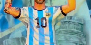 【龙八国际】像吗?？梅西雕像在印度揭幕，身穿阿根廷球衣手拿大力神杯