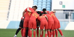 【龙八国际】中国国家男子足球队同中国香港队热身赛，国家队以1：2遭逆转失利