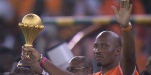 【龙八国际】德华来了🤩非洲杯决赛赛前，德罗巴带金杯入场