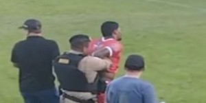 【龙八国际】巴西足坛惊人一幕：警察冲进球场逮捕门将，因其是被通缉的毒贩