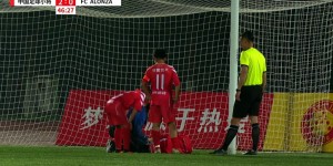 【龙八国际】这球拼命了！沙明补射空门后伤退，中国足球小将2-0领先