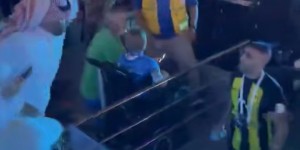 【龙八国际】😱鞭刑？吉达联合球员输球后与球迷冲突，被球迷用鞭子抽