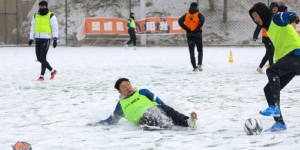 【龙八国际】姜宁、郑龙、牟鹏飞等在大雪中享受足球的快乐！