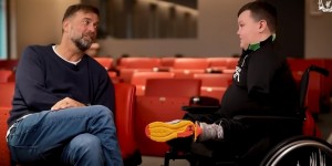 【龙八国际】❤️克洛普邀请一患有罕见病的12岁残疾男孩参观利物浦基地