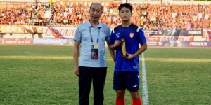 【龙八国际】中国职业足坛最年轻队长，带队连升两级，19岁完成国奥首秀