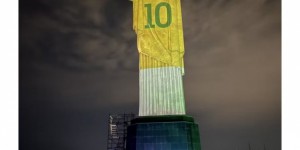【龙八国际】纪念贝利去世一周年，里约热内卢基督像“穿上”贝利巴西10号球衣