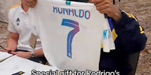 【龙八国际】??罗德里戈收到球迷送的生日礼物，是一件C罗的球衣