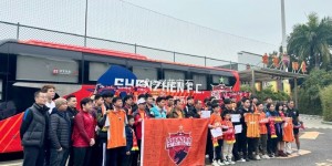 【龙八国际】伤感！深圳队迎来30岁生日，球迷前往基地用鲜花送别俱乐部