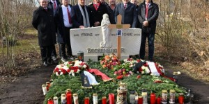 【龙八国际】有情有义❤慕尼黑空难追悼会开始前，曼联派代表团悼念贝肯鲍尔