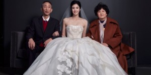 【龙八国际】赵丽娜社媒发文：为爸妈第一次穿上婚纱，做父母永远的小情人