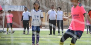 【龙八国际】中国女足前主教练水庆霞探访新疆乡村小学女足