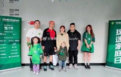 【龙八国际】韦世豪参加国安球迷家庭合影活动，成首位参加该活动的客队球员