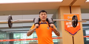 【龙八国际】伤势无碍？泰山官方训练照显示，王大雷在健身房进行力量训练