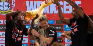 【龙八国际】享受啤酒浴！图片报：阿隆索在夺冠后的新发上被球员浇了6升啤酒