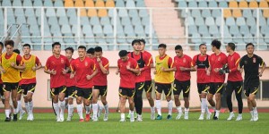 【龙八国际】足球报：国足选拔队最弱的是左右边后卫，面对韩国只能拼字当头