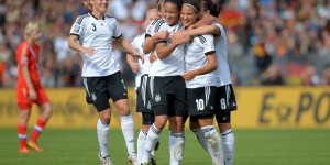 【龙八国际】中国女足管理团队观看德国女足对抗训练：攻防转换太快了
