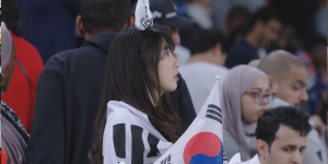 【龙八国际】小花絮：场边的风景，现场韩国女球迷一览
