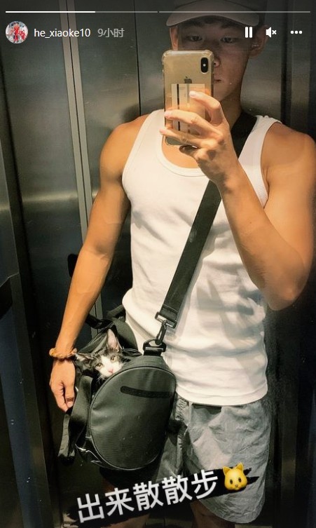 国青留洋小将何小珂社媒晒照,一身肌肉全身休闲装包里揣小猫?
