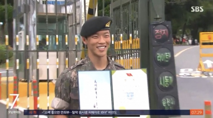 韩媒:结束为期三周的军事训练,黄喜灿将于下周返回狼队报到