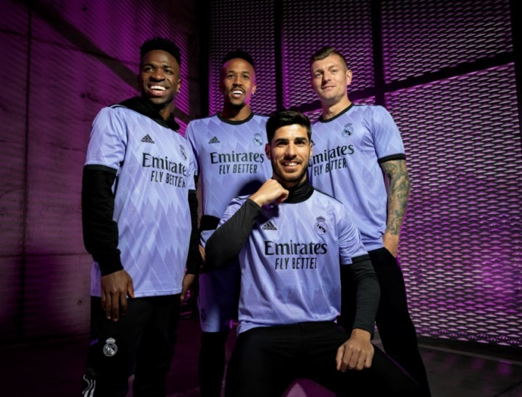 官方:对阵尤文的热身赛,皇马将首次身穿新赛季客场球衣