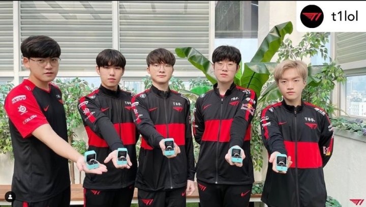 LCK官方晒照:T1队员戴上了春季赛冠军戒指 Oner得到了FMVP奖品