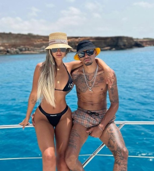 太阳报:?拉菲尼亚与妻子海滨度假?,球员可能加盟巴萨