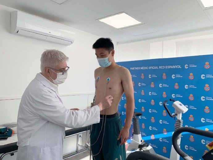 新赛季加油!西班牙人官博晒球员归队体检图:武磊出镜