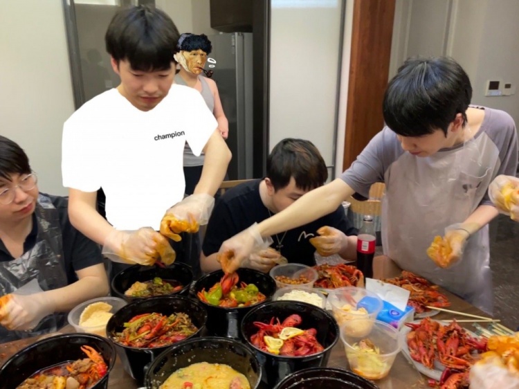 UP分享选手们吃宵夜返图:Cryin光膀子吃小龙虾