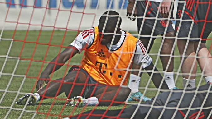 图片报:于帕梅卡诺一瘸一拐离开训练场,没有受重伤