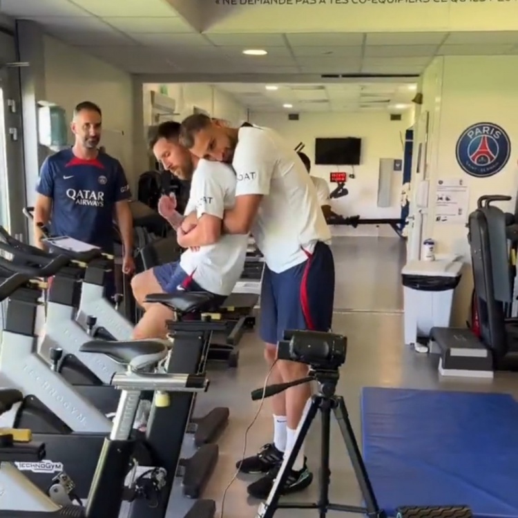 欢迎梅西归队,多纳鲁马背后“贴贴”深情款款?