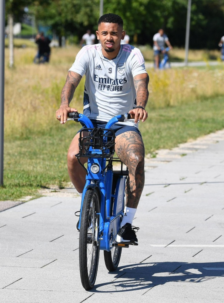 阿森纳晒热苏斯等球员户外骑车照片,未见托马斯身影