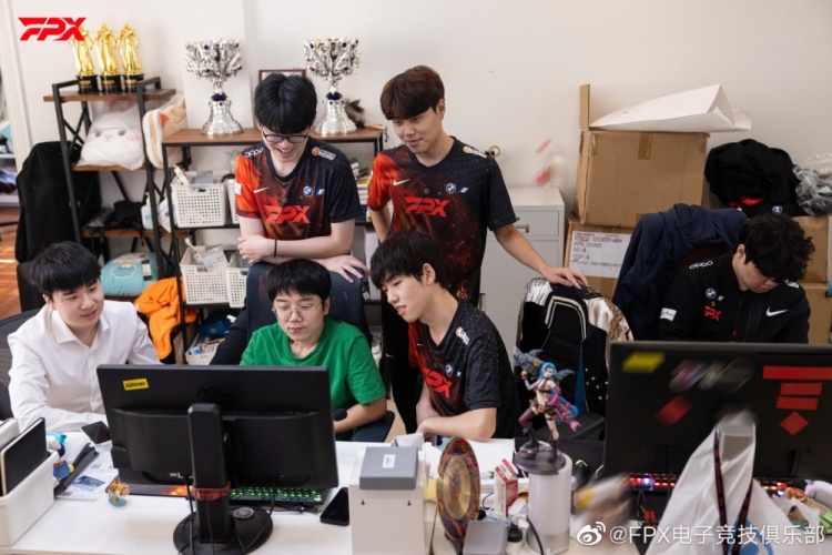 凤凰于飞!FPX击败LGD拿下三连胜