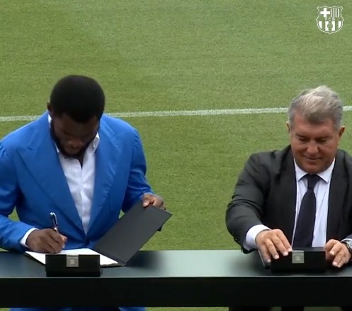 ?正式签字+晒球衣!?️巴萨官推晒凯西亮相诺坎普视频