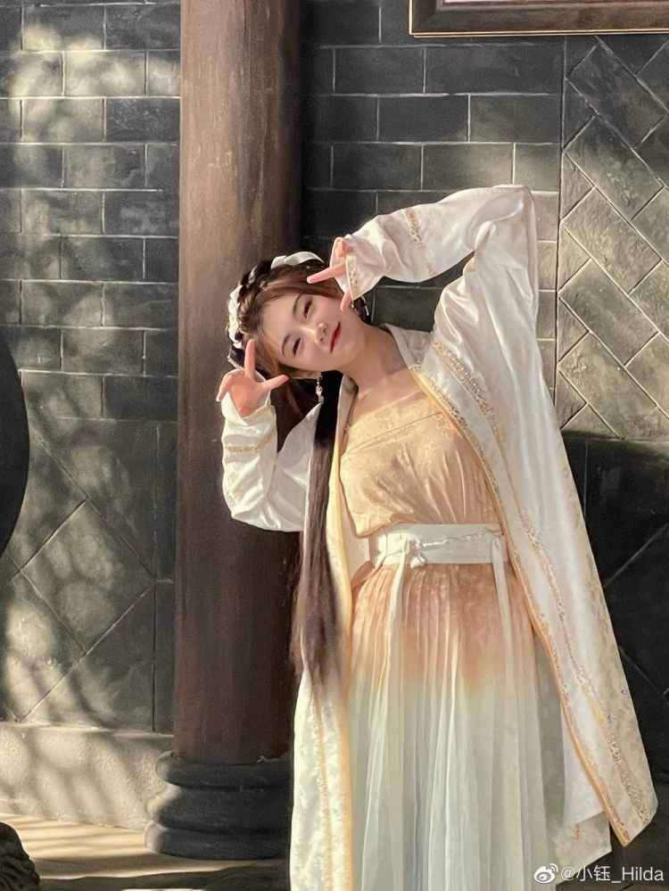 主持小钰晒照:听说江湖上又有新的故事了