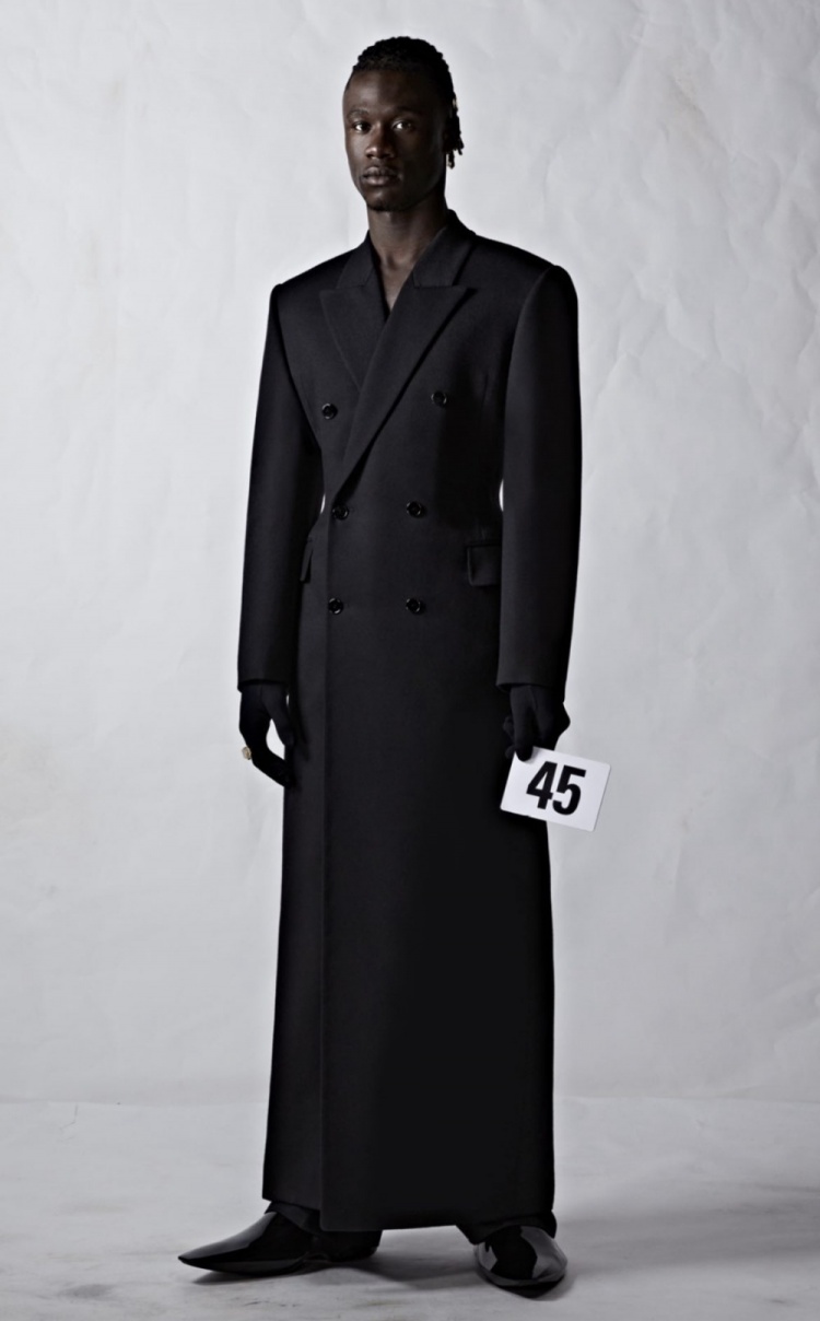 卡马文加受邀参加走秀,这身打扮和走秀技术打几分?