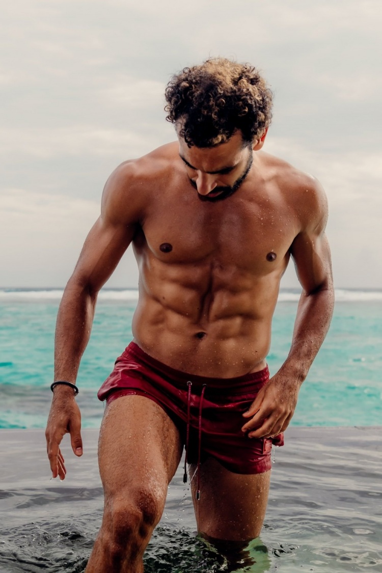 要有这身材?我也天天不穿衣服!萨拉赫又双叒叕晒腹肌啦