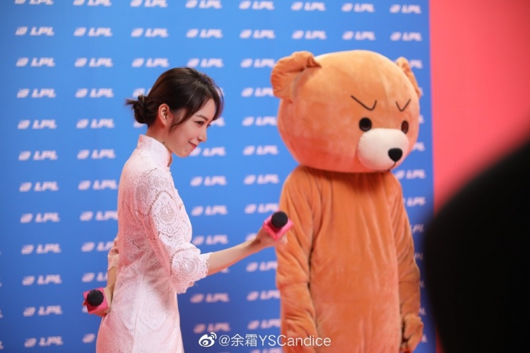 余霜更新LPL主持人花絮:经典皮肤白色旗袍